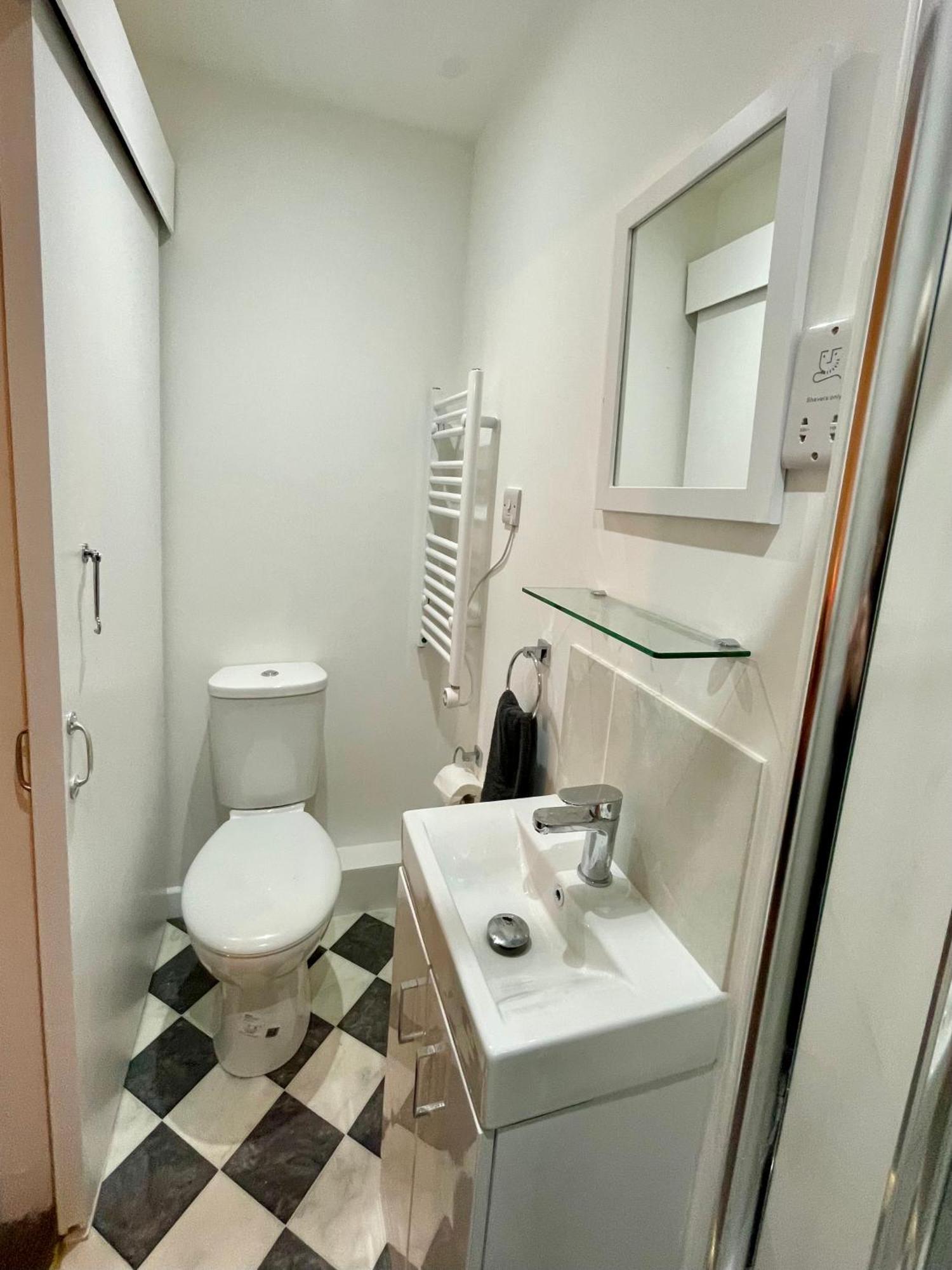 Vernon Place Town Centre, Vernon Cottage 3-Bed With Parking, 1A Vernon Court 2-Bed With Parking, 1B Studio No Parking, Off The High Street Next To Sandford Park Cheltenham Luaran gambar